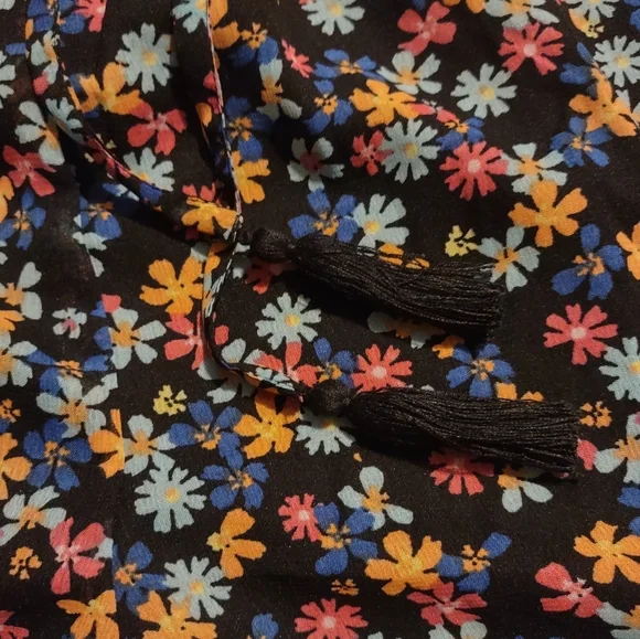 Gorgeous Off the Shoulder Lined Flowery Romper Size Med - Picture 9 of 10